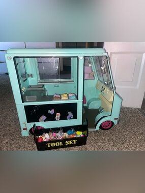 Mint Ice Cream Truck Playset - Kids Toys